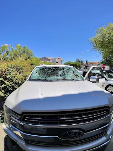Técnico de Andy Auto Glass instalando un parabrisas nuevo en la cochera de un cliente en Salinas, California